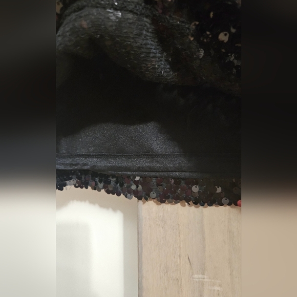 EXPRESS Black sequin mini skirt. Size small NWT - Picture 6 of 7